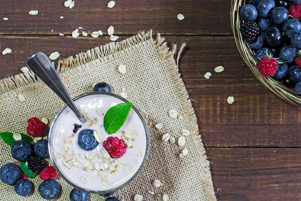 Ar parduotuvinis jogurtas su vaisiais yra naudingesnis nei be jų?